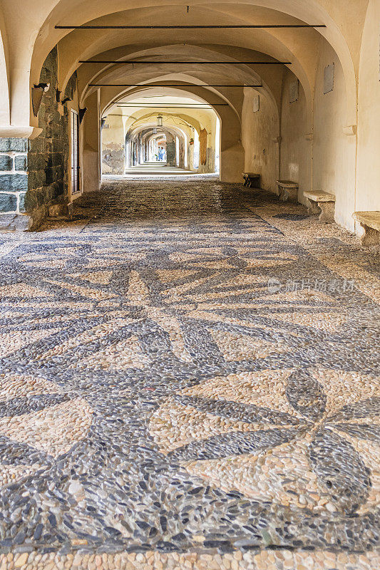 历史悠久的Loggia della Repubblica Nolese位于Noli，这是一个位于老城区的有顶门廊